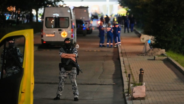 Polizisten unweit des Tatorts in der russischen Metropole
