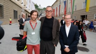 Jedermann-Teufel Christoph Luser mit Albert Ostermaier und Thaddaeus Ropac (v.l.).