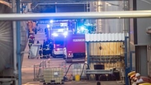 Aus einem Werksturm im Unternehmen Kemira drangen am Sonntag Flammen. Mittlerweile ist alles ...
