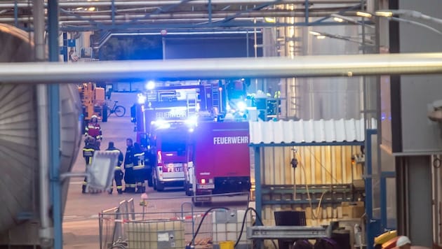 Aus einem Werksturm im Unternehmen Kemira drangen am Sonntag Flammen. Mittlerweile ist alles ...