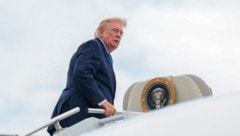 Die Wiederaufnahme der Verhandlungen verkündete US-Präsident Donald Trump vor Journalisten in ...