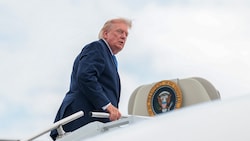 Die Wiederaufnahme der Verhandlungen verkündete US-Präsident Donald Trump vor Journalisten in ...