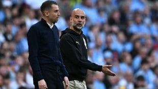 Tonda Eckert (li.) beim Duell mit Startrainer Pep Guardiola