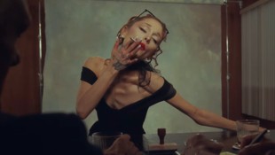 Ariana Grande (33) im Video zu ihrer neuen Single „Petal“. Ihr auffallend schlankes ...