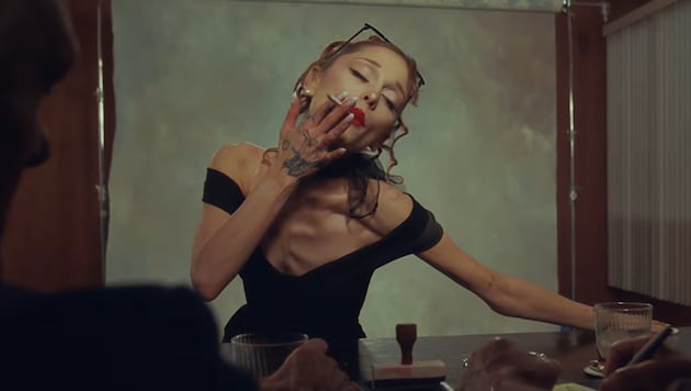 Ariana Grande (33) im Video zu ihrer neuen Single „Petal“. Ihr auffallend schlankes ...