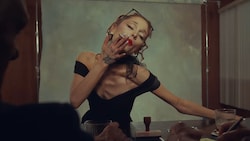 Ariana Grande (33) im Video zu ihrer neuen Single „Petal“. Ihr auffallend schlankes ...