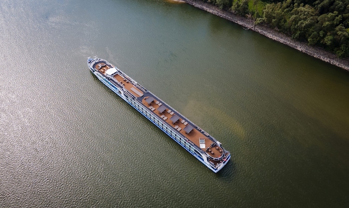 Ein auf der Donau gestrandetes Schweizer Kreuzfahrtschiff