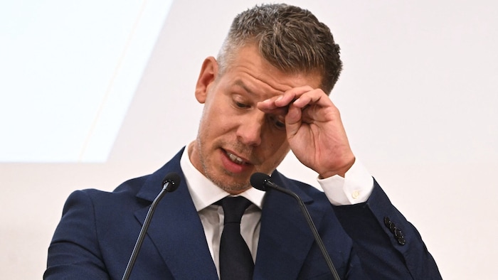 Nicht nur die Hitzewelle treibt Ungarns Premier Péter Magyar die Schweißperlen auf die Stirn.