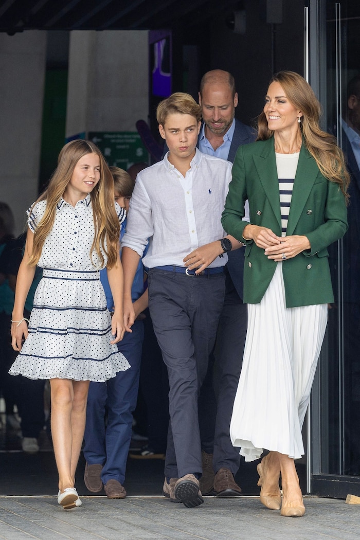 Prinzessin Charlotte, Prinz Louis, Prinz George, Prinz William und Prinzessin Kate besuchten am ...
