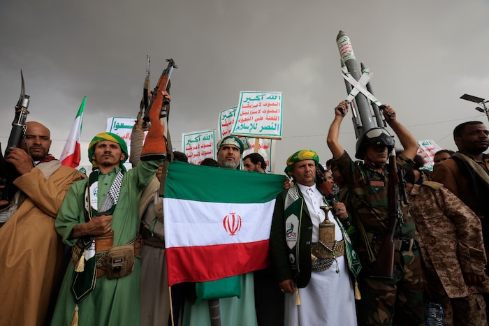 Mit der iranischen und der Houthi-Flagge wird in der jemenitischen Hauptstadt Sanaa gegen ...