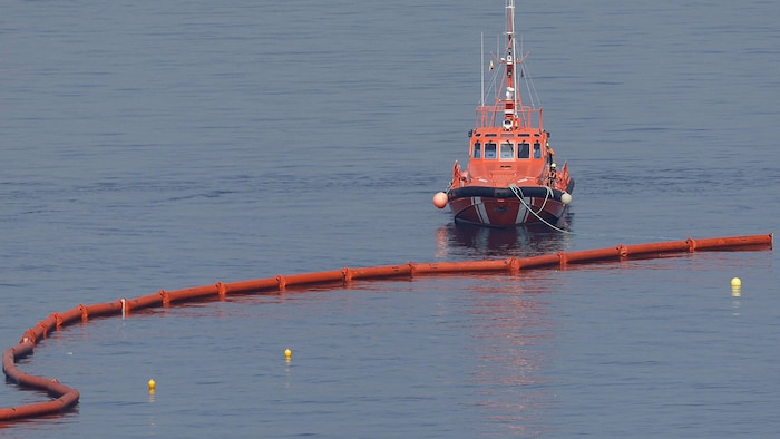 Die schwimmende Sperre, die je nach Wellengang etwa 30 bis 70 Zentimeter aus dem Wasser ragt und ...