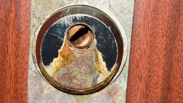 Die Einbrecher versuchen, mit Säure Wohnungstüren zu knacken.