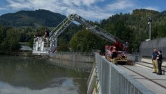 Mittels Drehleiter gelangten die Feuerwehrleute zum Öleinsatz an die Wasseroberfläche.
