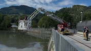 Mittels Drehleiter gelangten die Feuerwehrleute zum Öleinsatz an die Wasseroberfläche.