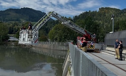 Mittels Drehleiter gelangten die Feuerwehrleute zum Öleinsatz an die Wasseroberfläche.