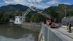 Mittels Drehleiter gelangten die Feuerwehrleute zum Öleinsatz an die Wasseroberfläche.