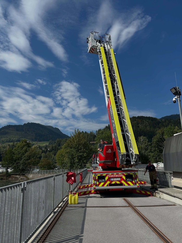 Letzte Reste des Öls entfernte die Freiwillige Feuerwehr Bischofshofen aus der Salzach.