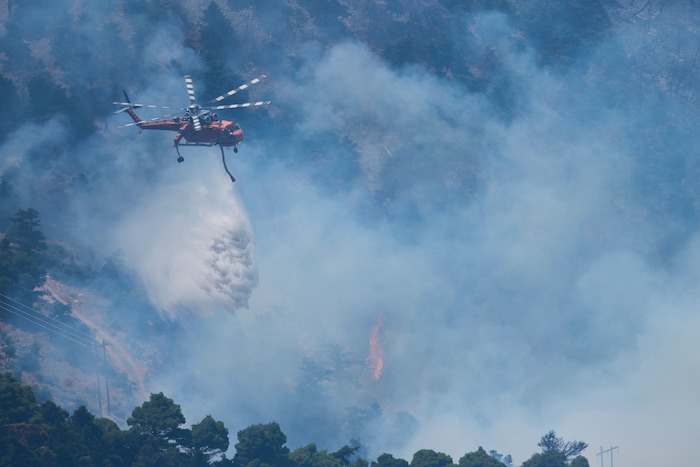 Ein Löschhubschrauber nordwestlich von Athen