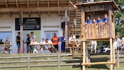 Der Hochsitz am Fußballplatz in Diex (Kärnten) ist eine neue Attraktion.