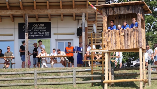 Der Hochsitz am Fußballplatz in Diex (Kärnten) ist eine neue Attraktion.