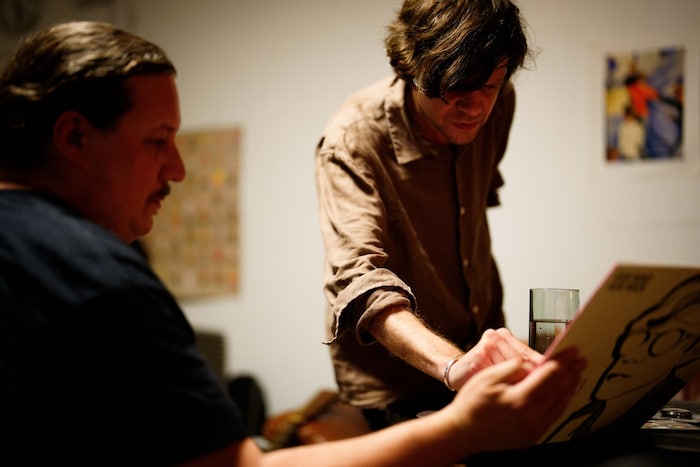 Nino Mandl zeigt „Krone“-Redakteur Robert Fröwein die Tracklist seines Albums „Neubau Alone“.