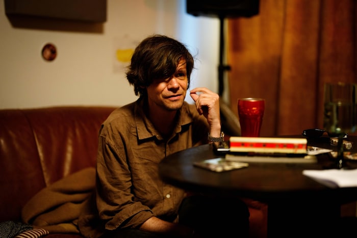 Nino in seinem Studiokeller in Wien-Neubau mit Utensilien, die teilweise für das Album verwendet ...