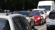 Verkehrs- und Industrieabgase werden durch die Sonne zu Ozon umgewandelt, was Menschen belasten ...
