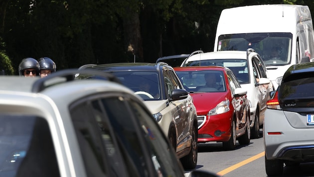 Verkehrs- und Industrieabgase werden durch die Sonne zu Ozon umgewandelt, was Menschen belasten ...