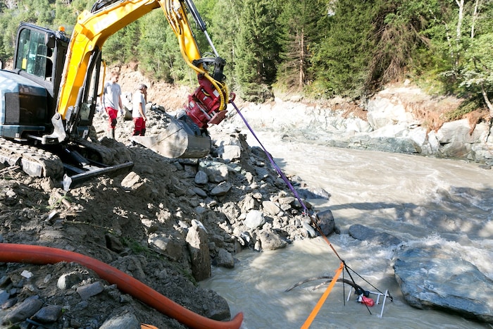 Der Schlamm wird in die Ötztaler Ache gepumpt.
