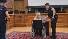 Die Angeklagte (86) saß im Rollstuhl vor dem Richter-Senat. 