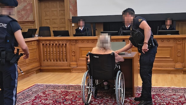 Die Angeklagte (86) saß im Rollstuhl vor dem Richter-Senat.