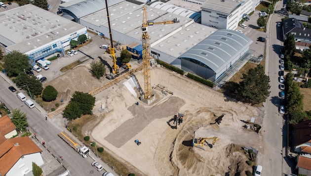 Das neue Kleinteilelager am Firmenareal in Wels soll im Herbst 2027 in Betrieb gehen – es wird ...