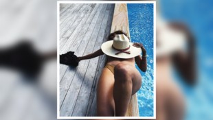 Hüllenloses Urlaubsfoto: Halle Berry begeistert Fans nur mit Strohhut bedeckt auf Fidschi