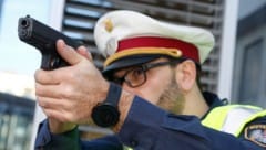 Der Raser zeigte sich von der Polizei und der Waffe wenig beeindruckt (Symbolfoto).