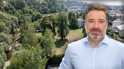 Die Bäume sollen dem neuen Ärztezentrum weichen. Bürgermeister Andreas Derntl (ÖVP) spricht ...