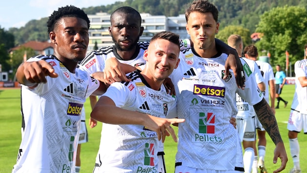 Die WAC-Spieler Agyemang, Diabate, Avdijaj und Vrioni feierten das 3:0 gegen Austria Wien.