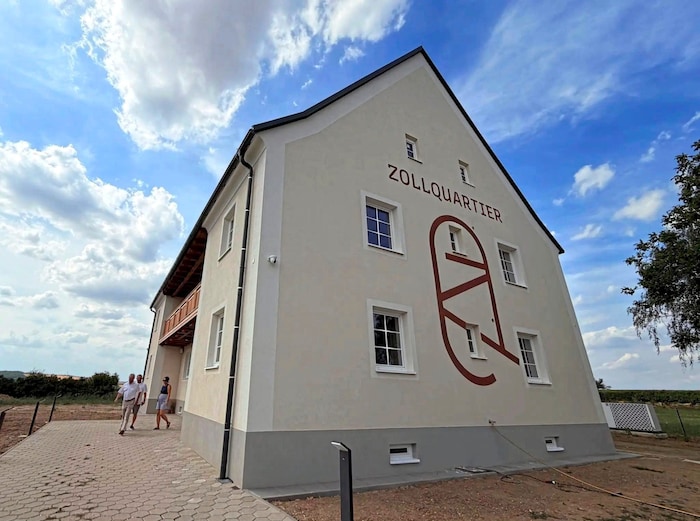 An der Staatsgrenze nahe Schrattenberg: gelungenes Outfit auch von außen.