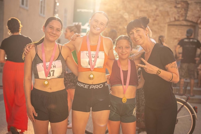 Initiatorin Barbara Spritzendorfer (re.) mit Finisherinnen beim 1. Women‘s Run Shinning Me im ...