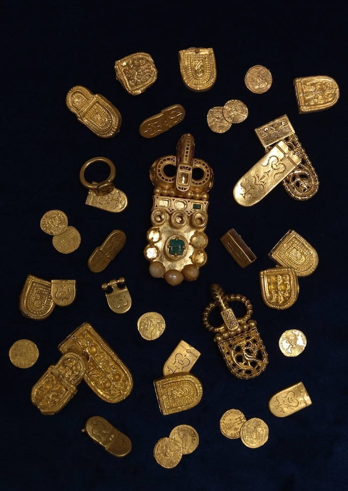 Ein besonders wertvoller Fund ist ein Goldring mit dem Bildnis eines Kaisers aus der ...