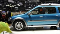 Die Autobauer Dacia (Bild) und Ford haben ihre Produktion in Rumänien vorübergehend eingestellt.