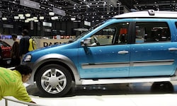 Die Autobauer Dacia (Bild) und Ford haben ihre Produktion in Rumänien vorübergehend eingestellt.