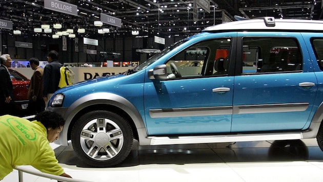 Die Autobauer Dacia (Bild) und Ford haben ihre Produktion in Rumänien vorübergehend eingestellt.