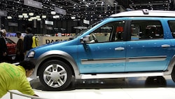 Die Autobauer Dacia (Bild) und Ford haben ihre Produktion in Rumänien vorübergehend eingestellt.