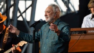 86 Jahre, aber mit so viel Leidenschaft wie ein Student. Sir Tom Jones ist gesanglich noch immer ...