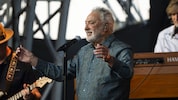 86 Jahre, aber mit so viel Leidenschaft wie ein Student. Sir Tom Jones ist gesanglich noch immer ...
