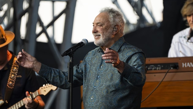 86 Jahre, aber mit so viel Leidenschaft wie ein Student. Sir Tom Jones ist gesanglich noch immer ...