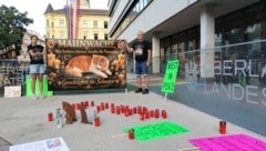 Um für härtere Strafen bei Tierquälerei einzustehen, wurde in Innsbruck zur Mahnwache ...