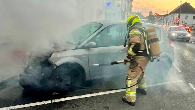 Feuerwehrleute löschten den Brand, der Lenker ging davon.