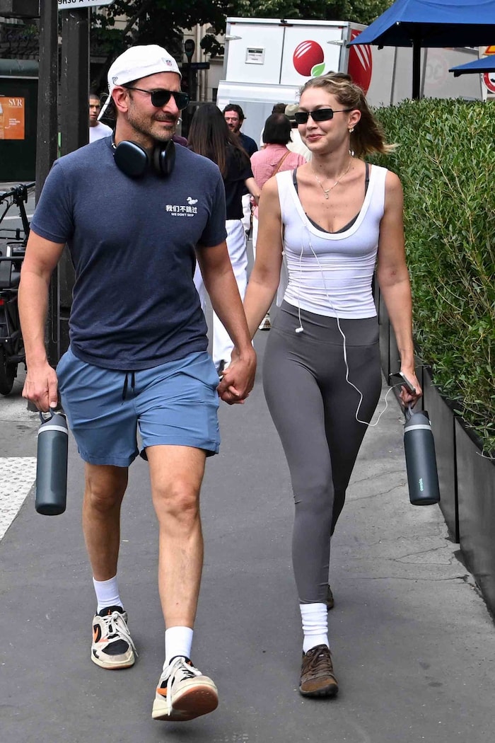 Haben sie heimlich geheiratet? Nach den jüngsten Ring-Spekulationen wirken Bradley Cooper und ...