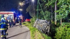 Zwei Stunden dauerte der Einsatz: Die Feuerwehr musste das Fahrzeug bergen, nachdem die ...